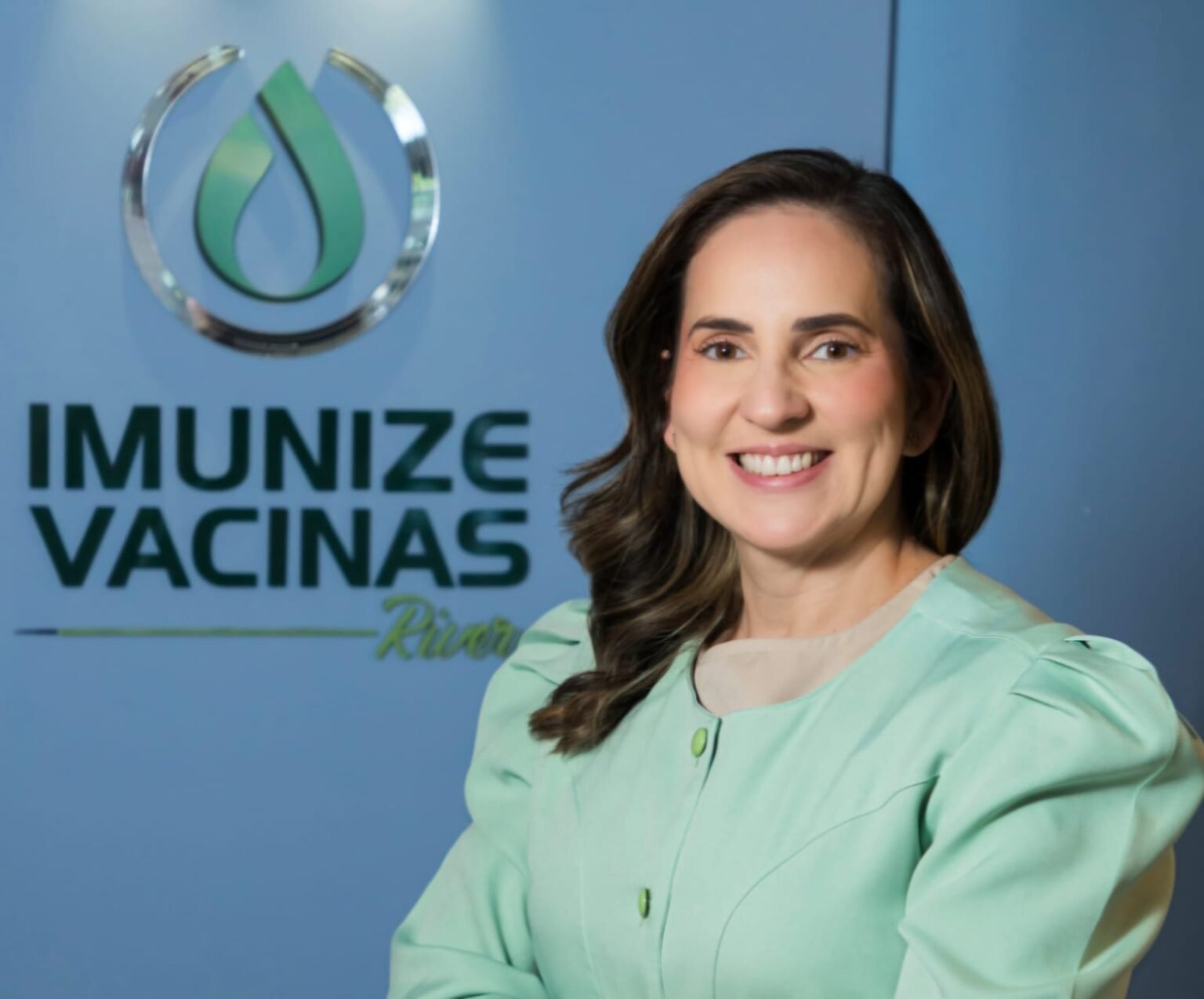 Criança sorrindo com médica